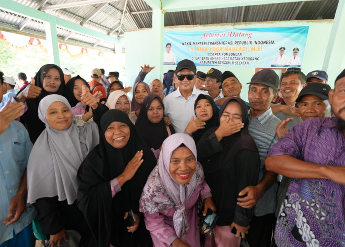 Tinjau Pemukiman Transmigrasi di Bengkulu, Wamen Transmigrasi Harus Melintasi Jalan Bebatuan dan Lumpur