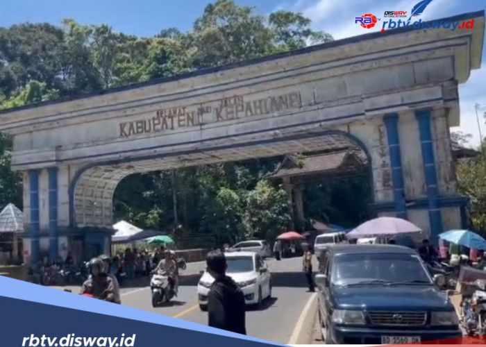 Gapura Perbatasan Kepahiang-Bengkulu Tengah, Jadi Wisata Dadakan saat Libur Lebaran 2025
