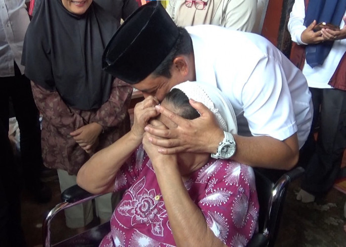 Tangis Haru Nenek Ekoni Pecah saat Walikota Bengkulu Antar Kursi Roda