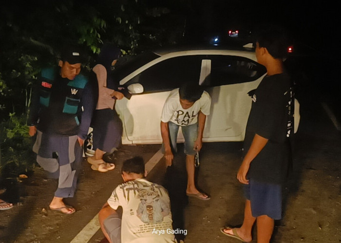 Pecah Ban Saat Nyalip Toyota Agya, Honda Brio Tabrak Dinding Bukit Air Latak Seluma