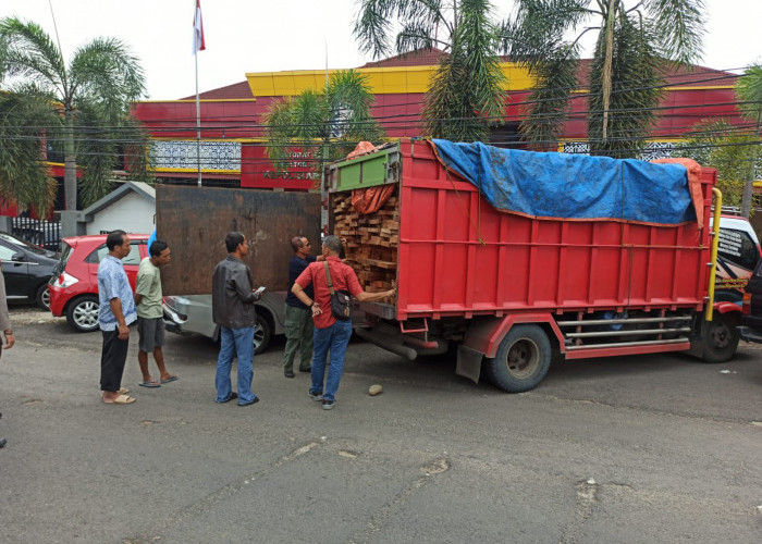 Polisi Sergap Truk Pengangkut Kayu Ilegal, dari Padang Guci akan Dibawa ke Jakarta 