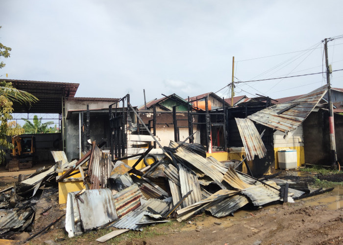 Mess Penjagaan Alat Berat di Padang Nangka Terbakar