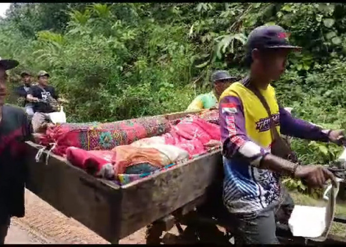 Evakuasi Warga Sakit di Desa Ini Membuat Hati Pilu, Dimasukan ke Dalam Peti dan Diikat ke Motor 