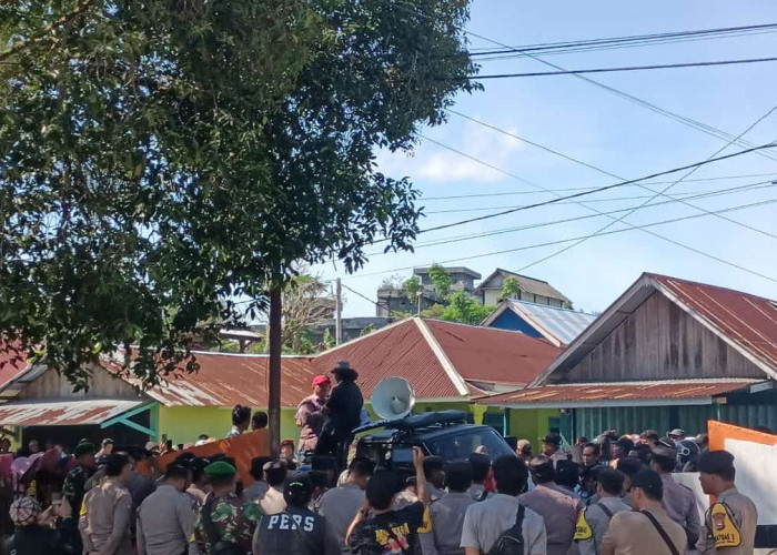 Demo di KPU Bengkulu Selatan, Massa Pendukung Reskan Effendi Minta Status TMS Dicabut 