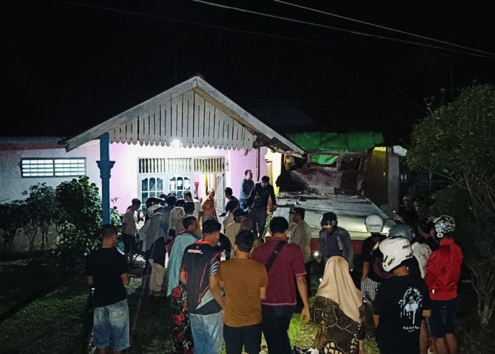 Tronton Masuk Rumah, 2 Orang Penghuni Rumah Ditabrak, 1 Orang Dikabarkan Tewas