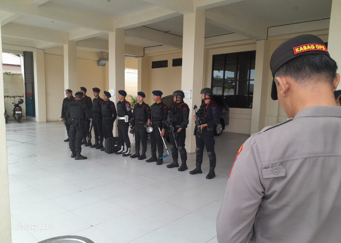 Hari Ini Sidang Perdana Mantan Gubernur Bengkulu, Pengadilan Negeri Dijaga Ketat Polisi Bersenjata Lengkap