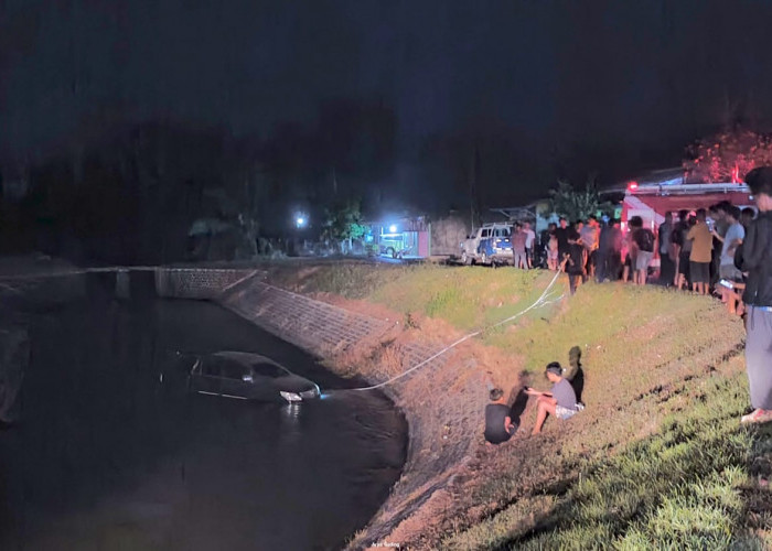 Lupa Tarik Tuas Rem Tangan Saat Parkir, Toyota Innova Tercebur ke Saluran Irigasi Lubuk Kebur Seluma 