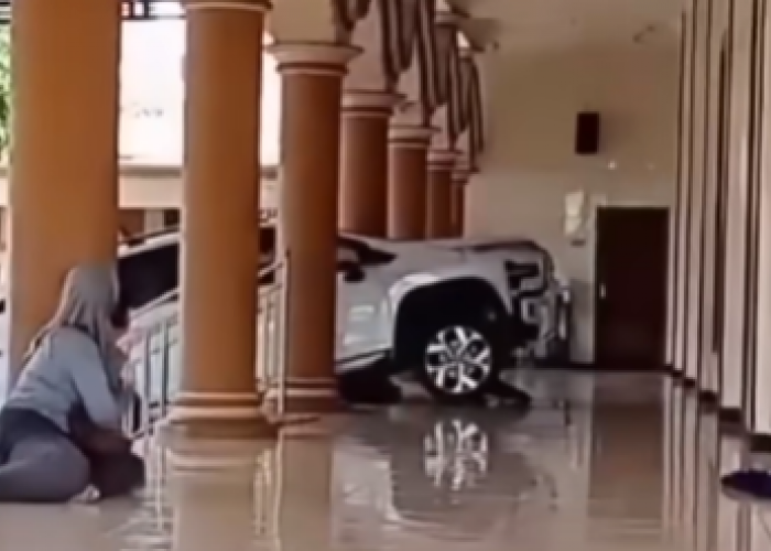 Detik-detik Mobil Mitsubishi Xpander Terbang ke Teras Masjid Jelang Shalat Jumat