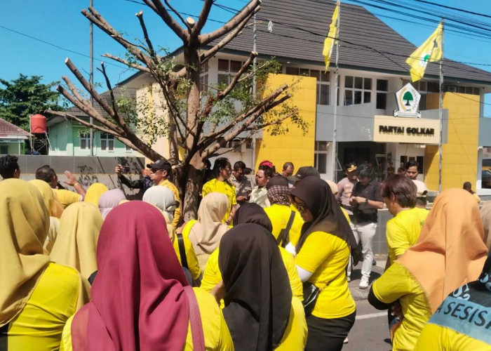 Kader Beringin di Kota Bengkulu Gelar Unjuk Rasa di Markas Golkar 