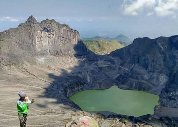 10 Gunung di Indonesia dengan Cerita Mistis yang Bikin Merinding
