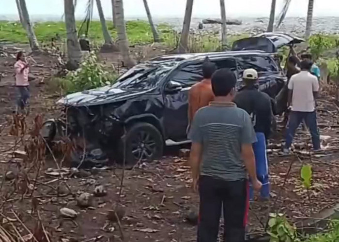 Mobil Fortuner Milik Polisi Ringsek di Desa Padang Bakung Kabupaten Seluma, Begini Kondisi Pengemudinya