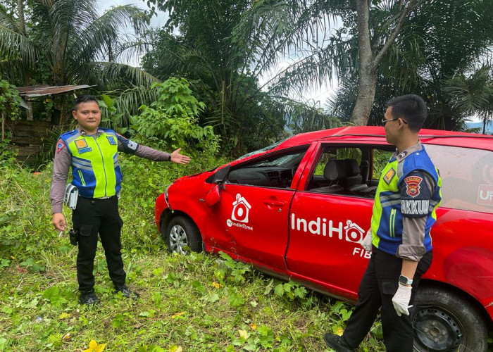 Mobil Indihome Pecah Ban Lalu Terbalik di Liku Sembilan