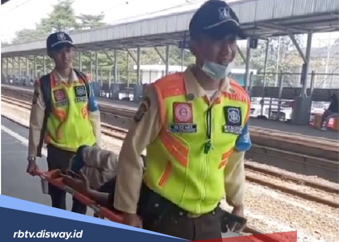 Salut! Satpam di Stasiun Ini Sigap Siapkan Tandu untuk Penumpang Disabilitas