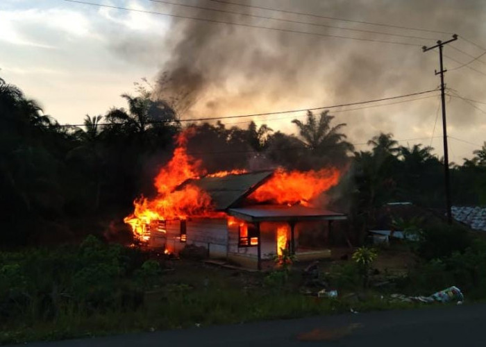 Masak Pakai Kayu Bakar, Rumah Lansia Ludes  Terbakar