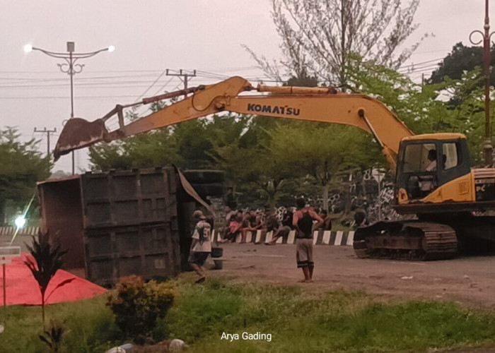  Truk Muatan Bungkil Inti Sawit Terguling di Simpang 6 Tais Dievakuasi Pakai Ekcavator 