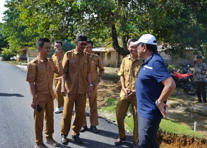 Wagub Mian Tinjau Progres Jalan di Marga Sakti Sebelat, Warga Gelar Syukuran