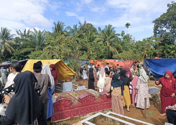 Membludak di Hari Kedua Lebaran, Tradisi Nyekar Massal Gunung Selan