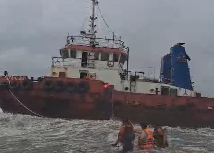 Dihantam Badai, Kapal Tongkang Terdampar di Perairan Lantera Merah