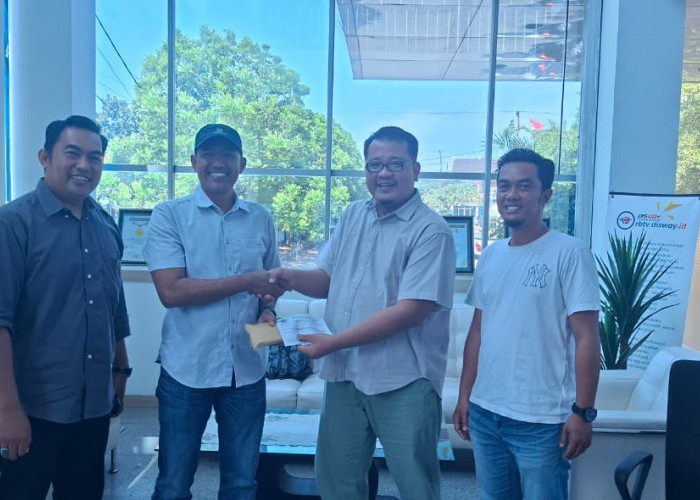 HUT Kemerdekaan RI ke-81, PT CES Ambil Bagian Dalam Event Panjat Pinang Massal