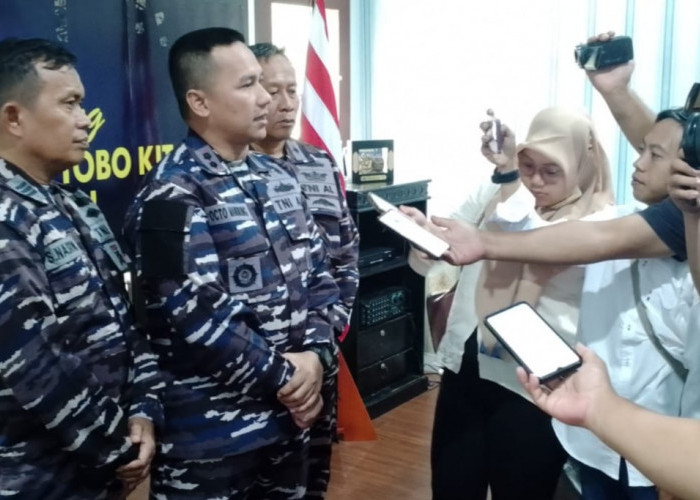 TNI AL Kirim Kapal Perang KRI Teluk Cirebon ke Enggano, Bawa Bantuan untuk Warga Terdampak Pendangkalan Alur 