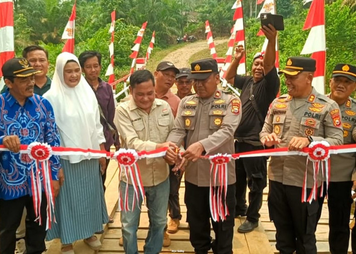 Kapolres Seluma Resmikan Jembatan Swadaya Muara Nibung-Giri Mulya