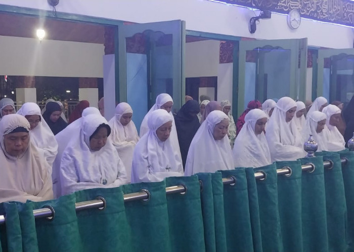 Sholat Tarawih Perdana di Mesjid Jamik Tahun Ini, Jemaah Khusyuk Tunaikan 23 Rakaat