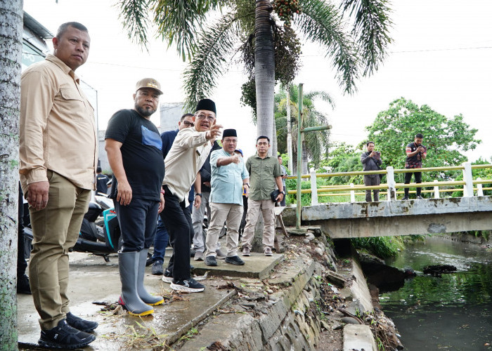 Turun Bersama Walikota, Gubernur Bengkulu Helmi Hasan Tinjau Drainase di Penurunan