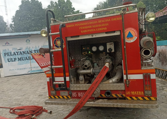 Jelang Magrib, Gudang PLN ULP Muara Aman Terbakar