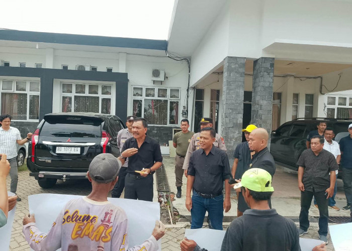 Mantan Anggota Dewan dan Kontraktor Geruduk DPRD Seluma 'Tagih Utang' Pemkab