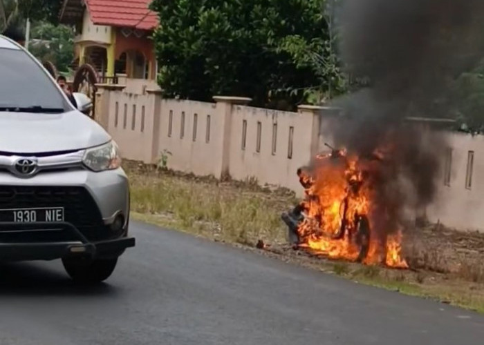 Motor Matic Terbakar di Jalan Lintas Jenggalu Seluma, Warga Sempat Takut Mendekat