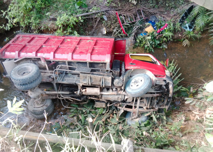 Gagal Menanjak, Truk Muatan Koral Terjungkal ke Dasar Jembatan