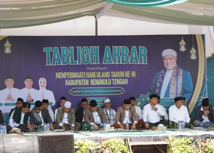 Ustadz KH E.S Mubarok Isi Tabligh Akbar HUT Ke-18 Bengkulu Tengah