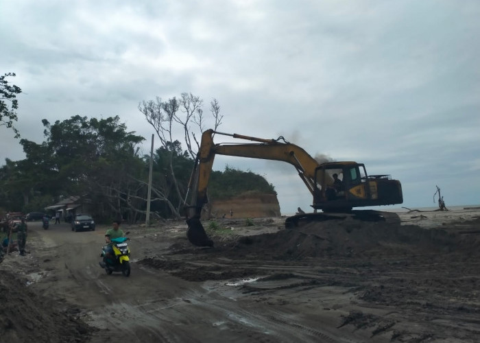 Jalan Lintas di Desa Serangai Rawan Banjir Rob, Pemkab Bengkulu Utara Bangun Penahan Ombak 