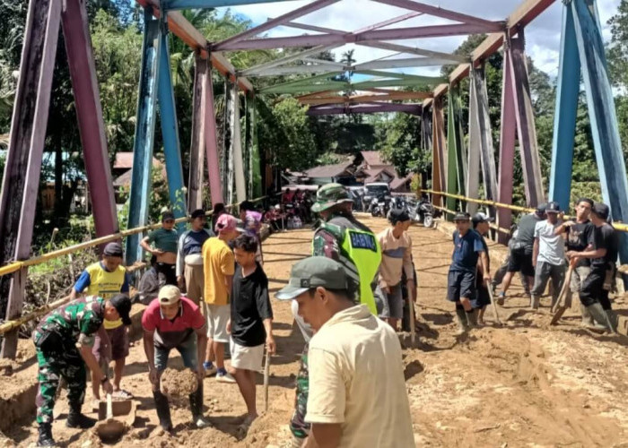  Personel Kodim 0409/Rejang Lebong Buka Akses Jalan Tertimbun Tanah Longsor dan Banjir
