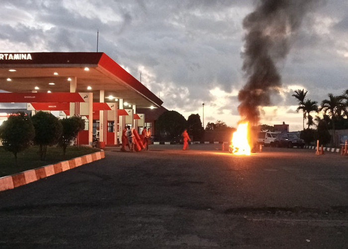Adzan Magrib Berkumandang, Sepeda Motor Terbakar di SPBU Betungan