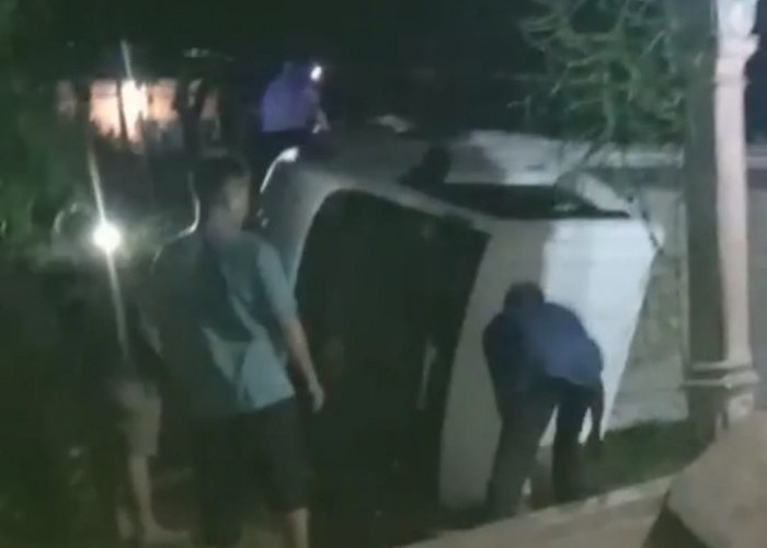 Carry Pick Up Terguling Nyaris Tabrak Teras Rumah Warga Seluma