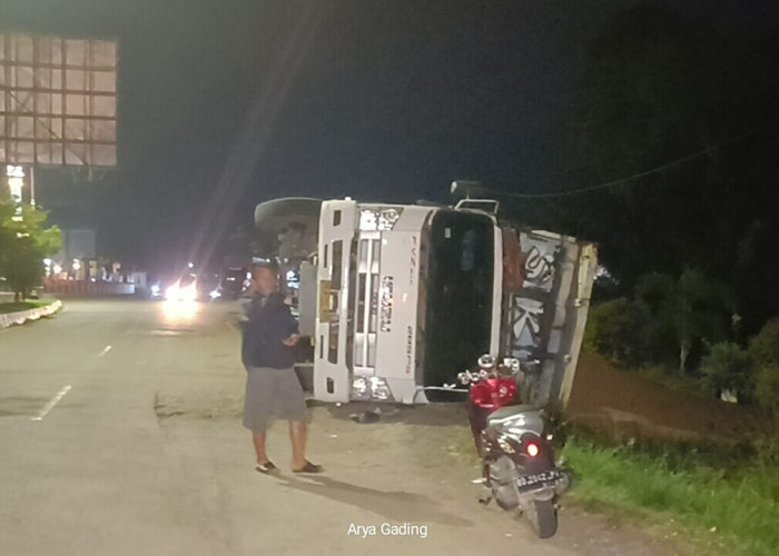 Truk Muatan Bungkil Inti Sawit Tujuan Lampung Terguling di Simpang 6 Tais, Anak Istri Sopir Cedera
