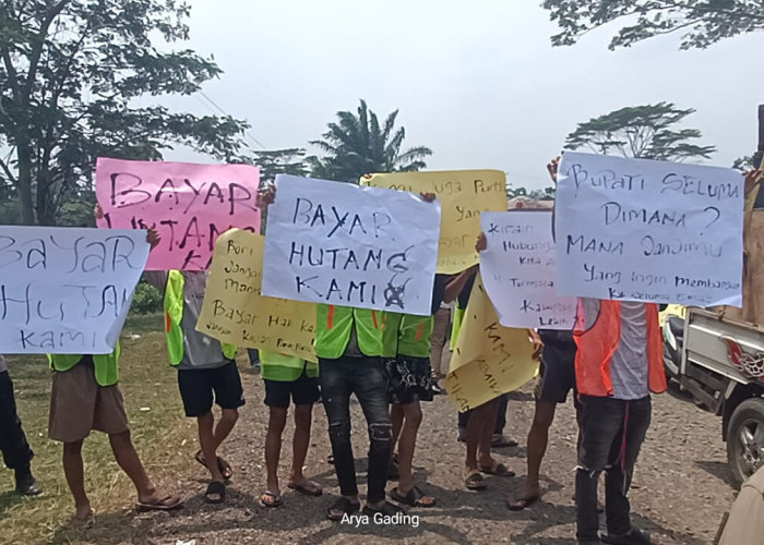 Puluhan Massa Bawa Poster Gelar Aksi Tagih Utang di Kantor Bupati Seluma
