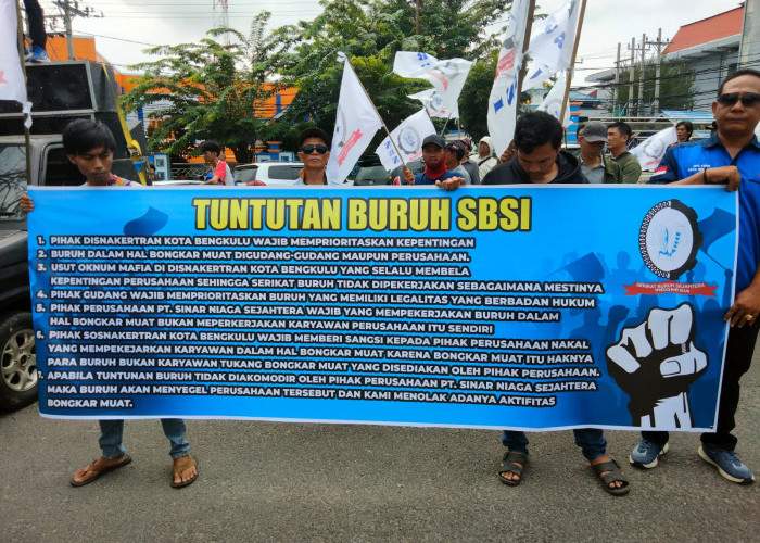 Puluhan Massa Aksi SBSI Datangi Disnaker Kota Bengkulu
