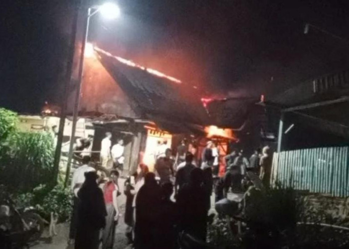 Kebakaran Hebat Hanguskan Rumah Warga Sosokan Taba Kepahiang