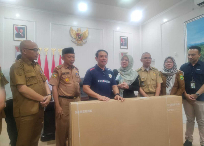 Pemkot Bengkulu Dapat Hadiah TV Raksasa dari BPJS Ketenagakerjaan