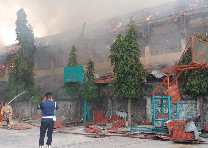 Kebakaran di SMKN 3 Kota Bengkulu, Api Belum Padam, Guru dan Pelajar Selamatkan Peralatan Sekolah