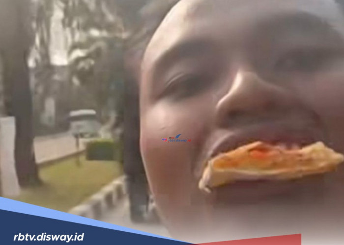 Viral! Pria Ini Makan Pizza Sambil Motoran, Nyetir Pakai Kaki, Polisi Ambil Tindakan