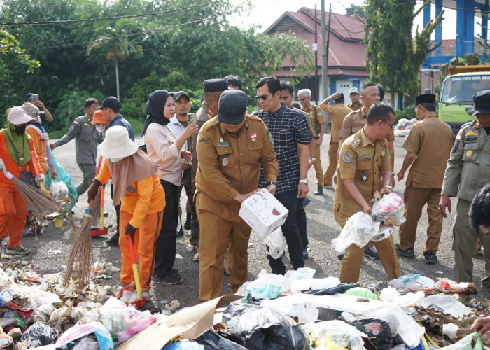 Wakil Wali Kota Bengkulu dan Anggota Dewan Gotong Royong Bersihkan Tumpukan Sampah