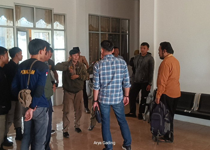 Nasibnya Menggantung, Puluhan Honorer Satpol PP dan Damkar Seluma Serbu Gedung Dewan