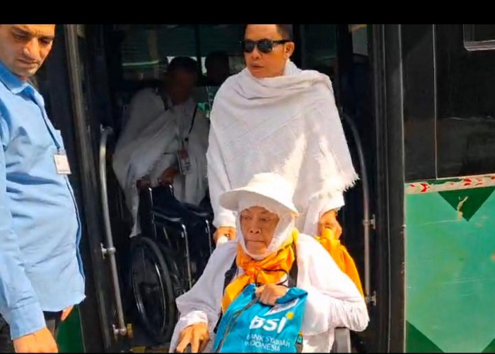 Meski Pakai Kursi Roda, Jemaah Haji Lansia Bengkulu Semangat Jalani Umrah
