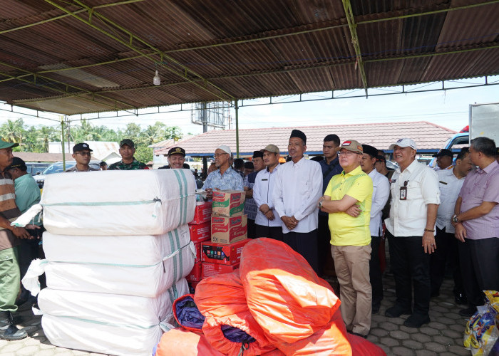 Ikut Belasungkawa, Gubernur Rohidin Serahkan Bantuan di Dua Lokasi Kebakaran Bengkulu Utara