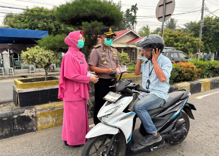 Terdampak Asap Kiriman Karhutla, Kapolres Mukomuko Bersama Dinkes Bagikan 1.000 Masker untuk Warga