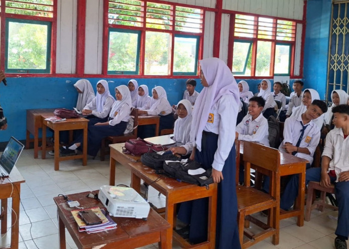 Satgas Puter Kodim 0423 Perkuat Rasa Nasionalisme Terhadap Siswa di Enggano