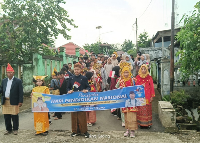 Peringati Hardiknas 2025, SDN 16 Seluma Adakan Pawai Berbusana Adat Nusantara 